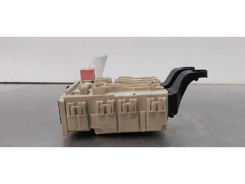 Recambio de caja reles / fusibles para toyota avensis touring sports executive referencia OEM IAM 8273005J70  