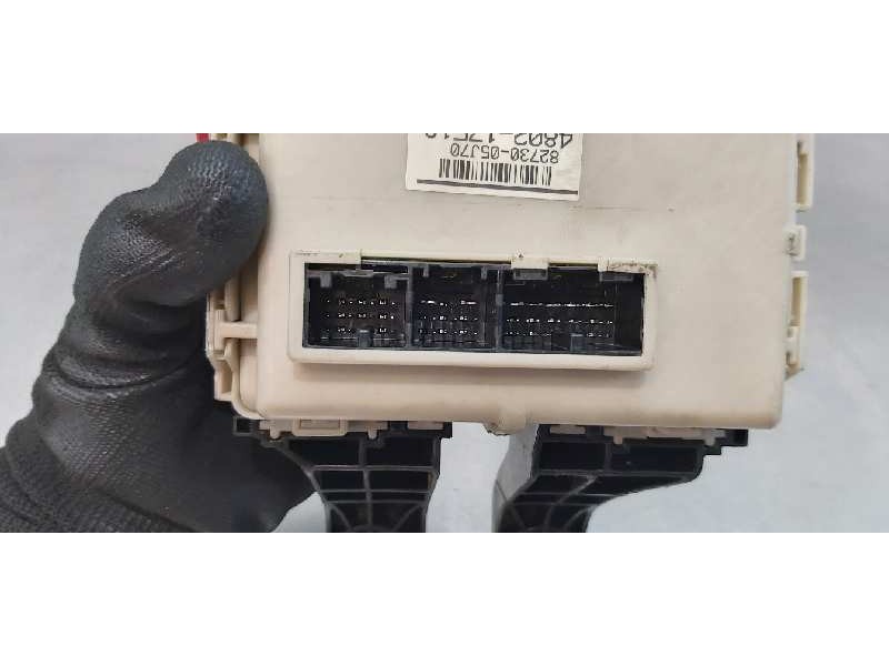Recambio de caja reles / fusibles para toyota avensis touring sports executive referencia OEM IAM 8273005J70  