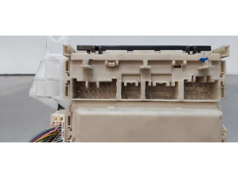 Recambio de caja reles / fusibles para toyota avensis touring sports executive referencia OEM IAM 8273005J70  