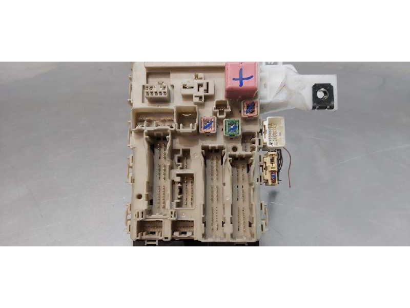 Recambio de caja reles / fusibles para toyota avensis touring sports executive referencia OEM IAM 8273005J70  