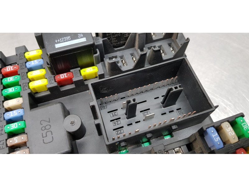 Recambio de caja reles / fusibles para land rover range rover vogue referencia OEM IAM LR033720  