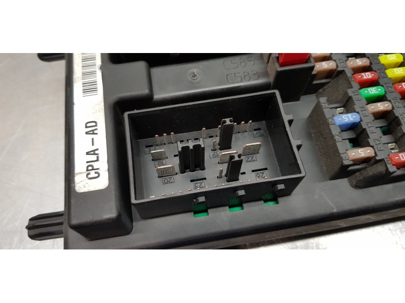 Recambio de caja reles / fusibles para land rover range rover vogue referencia OEM IAM LR033720  