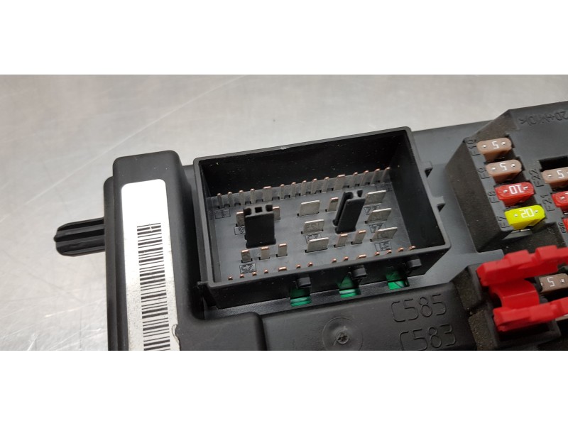 Recambio de caja reles / fusibles para land rover range rover vogue referencia OEM IAM LR033720  