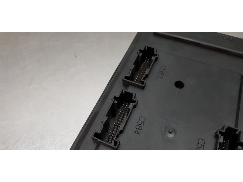 Recambio de caja reles / fusibles para land rover range rover vogue referencia OEM IAM LR033720  