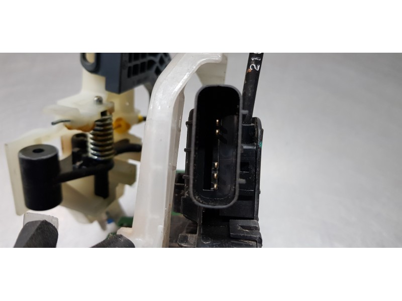 Recambio de cerradura puerta delantera derecha para hyundai i30 fastback tecno referencia OEM IAM 81320G3050  