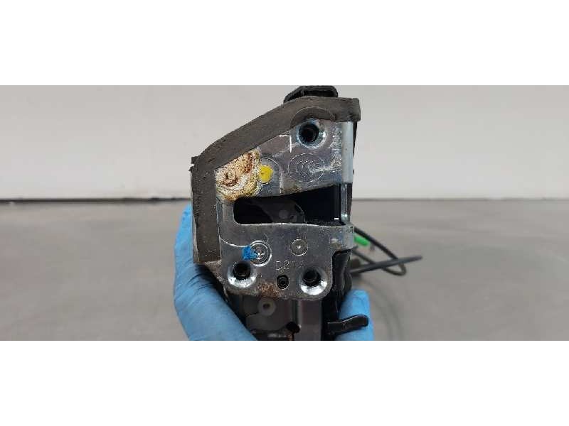 Recambio de cerradura puerta trasera izquierda para toyota avensis touring sports executive referencia OEM IAM 6906005051  