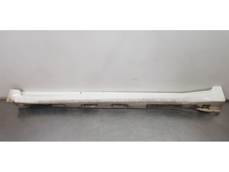 Recambio de faldon lateral para toyota avensis touring sports executive referencia OEM IAM 7586005901  