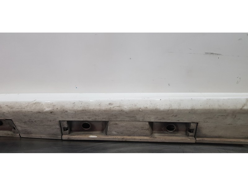 Recambio de faldon lateral para toyota avensis touring sports executive referencia OEM IAM 7586005901  