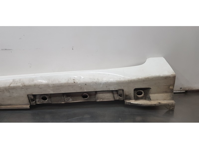 Recambio de faldon lateral para toyota avensis touring sports executive referencia OEM IAM 7586005901  