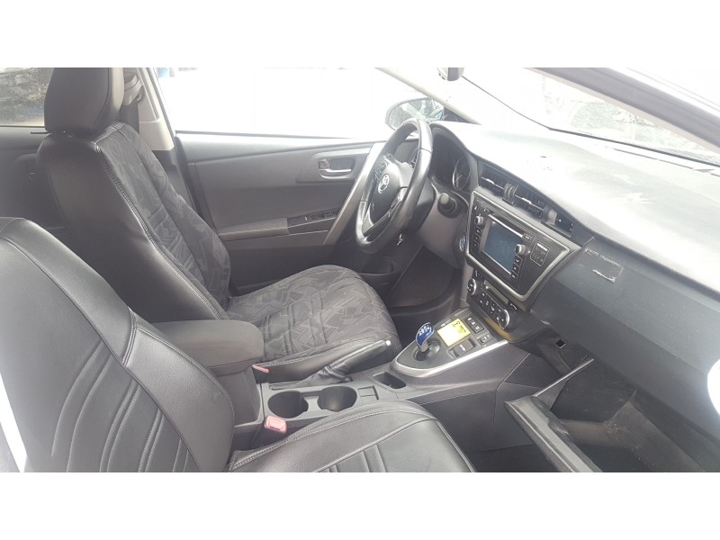 toyota auris touring sports (e18) del año 2015