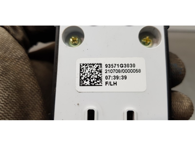 Recambio de mando elevalunas delantero izquierdo para hyundai i30 fastback tecno referencia OEM IAM 93571G3030PMP 93571G3030 