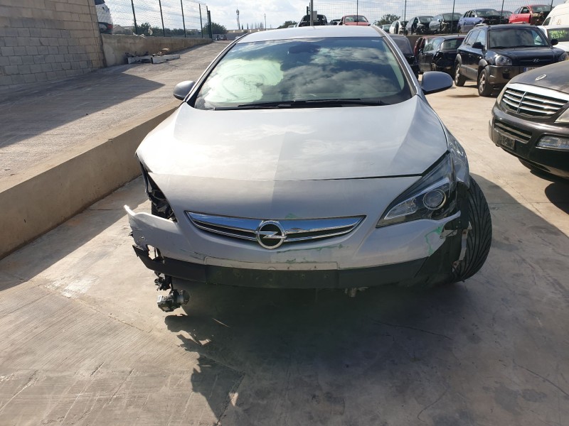 opel astra j gtc del año 2011