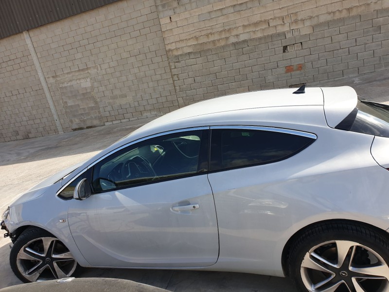 opel astra j gtc del año 2011