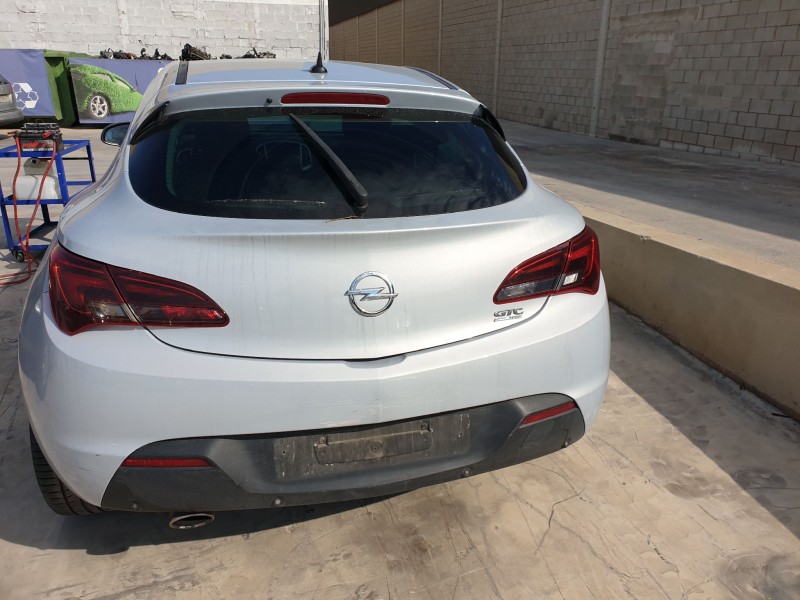 opel astra j gtc del año 2011