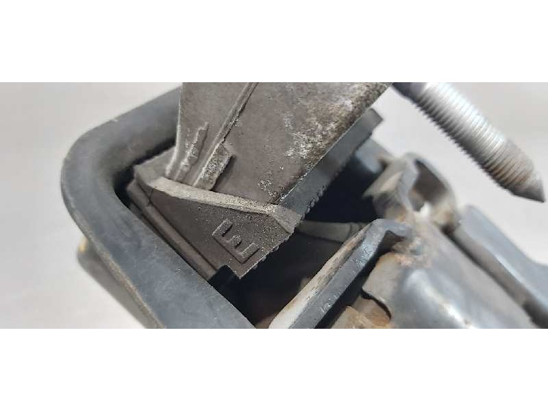 Recambio de soporte motor derecho para toyota avensis touring sports executive referencia OEM IAM 123050T150  