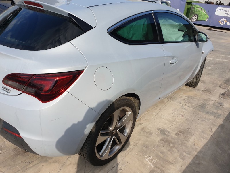 opel astra j gtc del año 2011