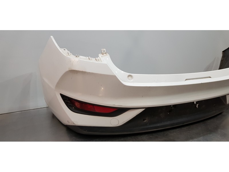 Recambio de paragolpes trasero para hyundai i30 fastback tecno referencia OEM IAM 86640G4AC0  