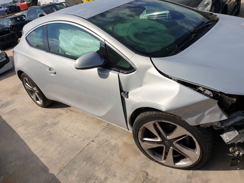 opel astra j gtc del año 2011