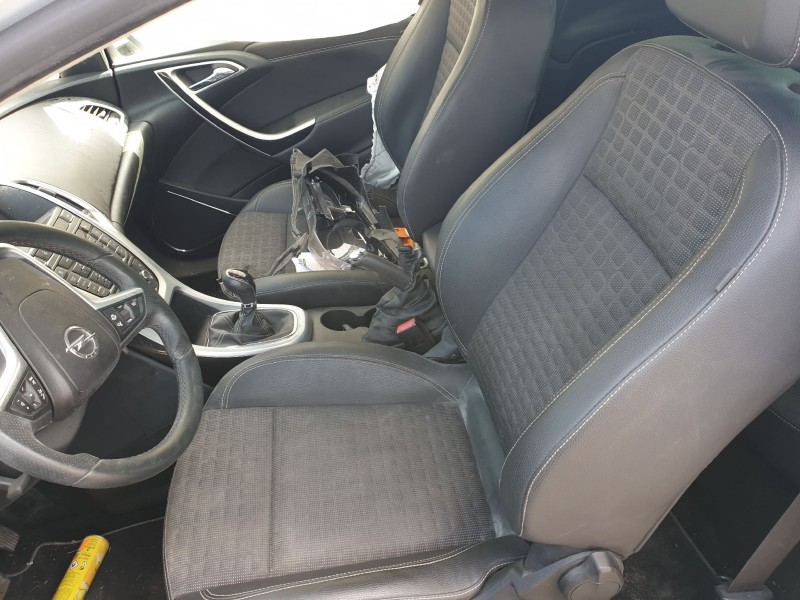 opel astra j gtc del año 2011