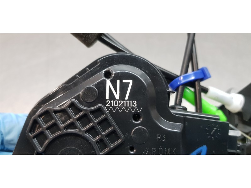 Recambio de cerradura puerta trasera derecha para toyota rav4 hybrid 4x2 advance referencia OEM IAM 6905048060  