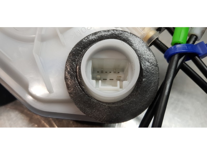 Recambio de cerradura puerta trasera derecha para toyota rav4 hybrid 4x2 advance referencia OEM IAM 6905048060  