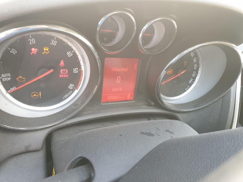 opel astra j gtc del año 2011