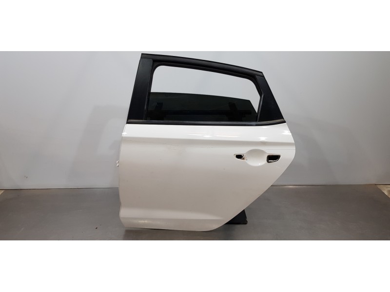 Recambio de puerta trasera izquierda para hyundai i30 fastback tecno referencia OEM IAM 77003G4700  
