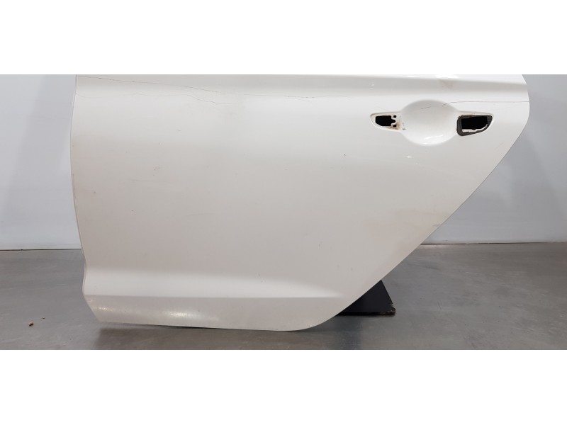 Recambio de puerta trasera izquierda para hyundai i30 fastback tecno referencia OEM IAM 77003G4700  