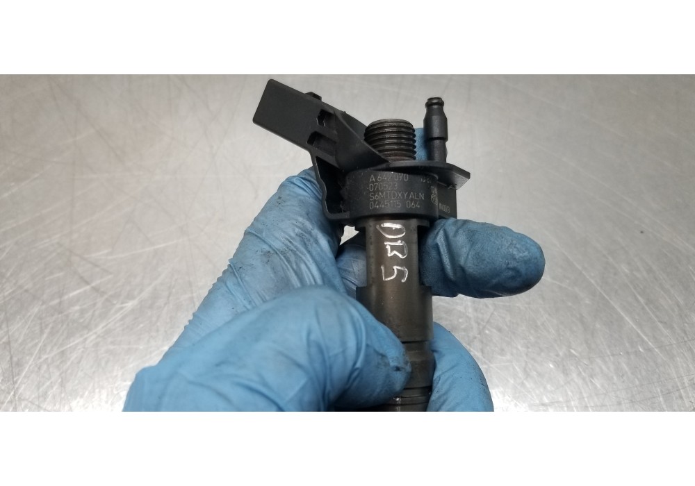 Recambio de inyector para mercedes clase r (w251) 320 cdi (251.022) referencia OEM IAM A6420701387 0445115064 