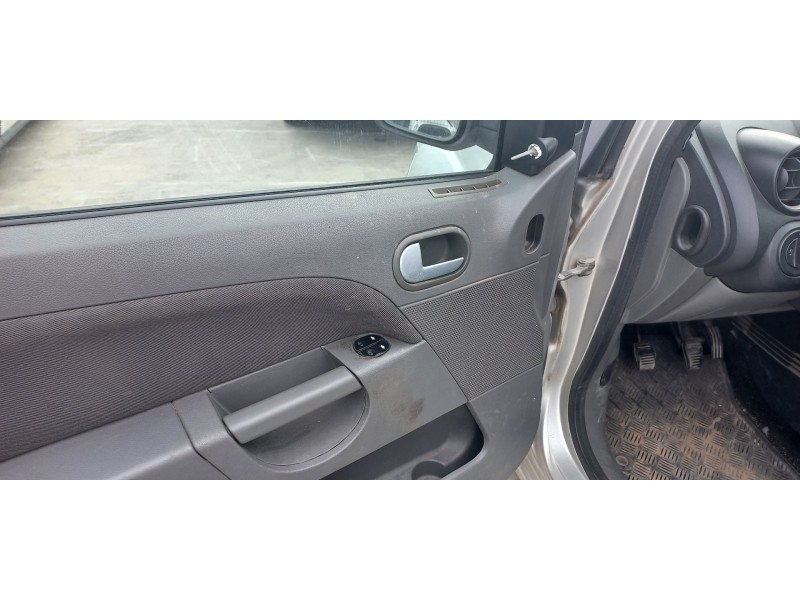 ford fiesta (cbk) del año 2004