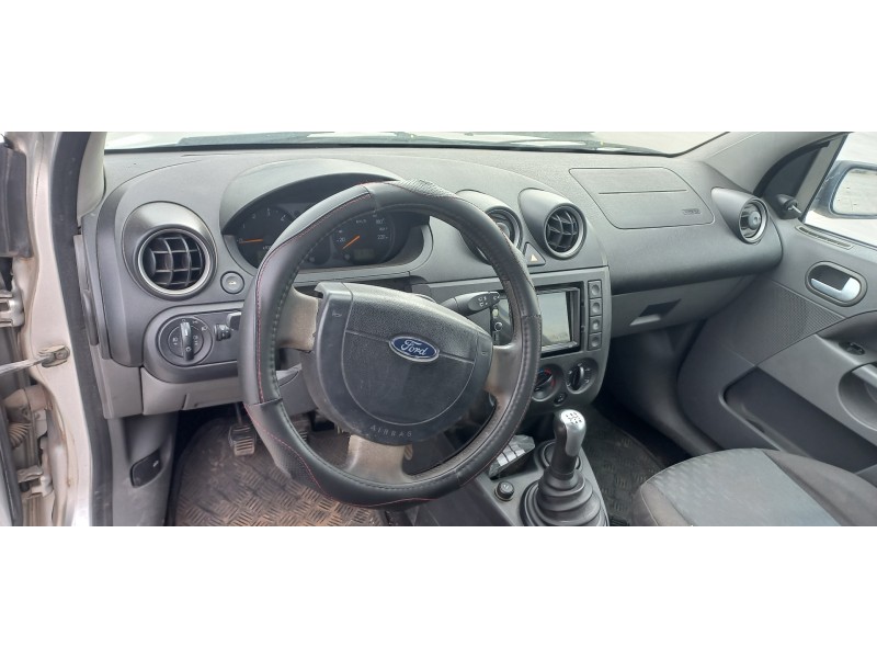 ford fiesta (cbk) del año 2004