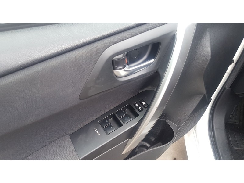 toyota auris touring sports (e18) del año 2015