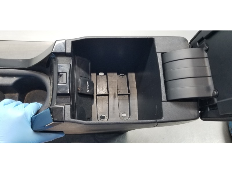 Recambio de apoyabrazos central para toyota corolla (e21) hybrid active referencia OEM IAM 5890502G20C0 5891002C00C0 