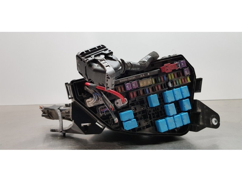 Recambio de caja reles / fusibles para toyota rav 4 plug-in hybrid advance referencia OEM IAM 8262042090 8274042060 