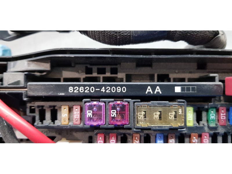 Recambio de caja reles / fusibles para toyota rav 4 plug-in hybrid advance referencia OEM IAM 8262042090 8274042060 