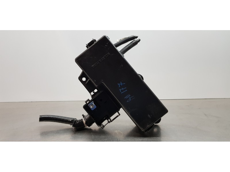 Recambio de caja reles / fusibles para toyota rav 4 plug-in hybrid advance referencia OEM IAM 8266242740 8274042150 