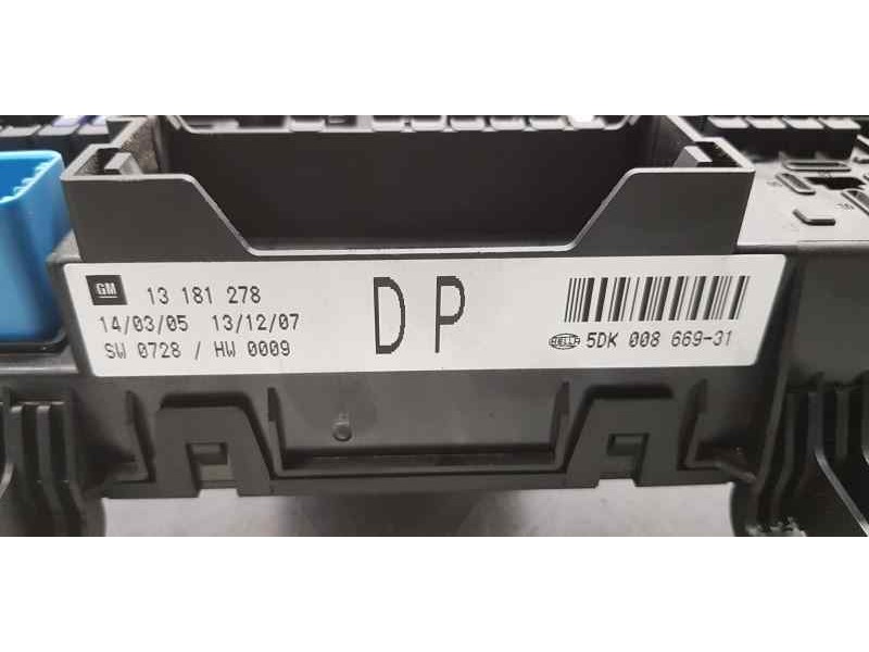 Recambio de caja reles / fusibles para opel astra gtc sport referencia OEM IAM 13181278  