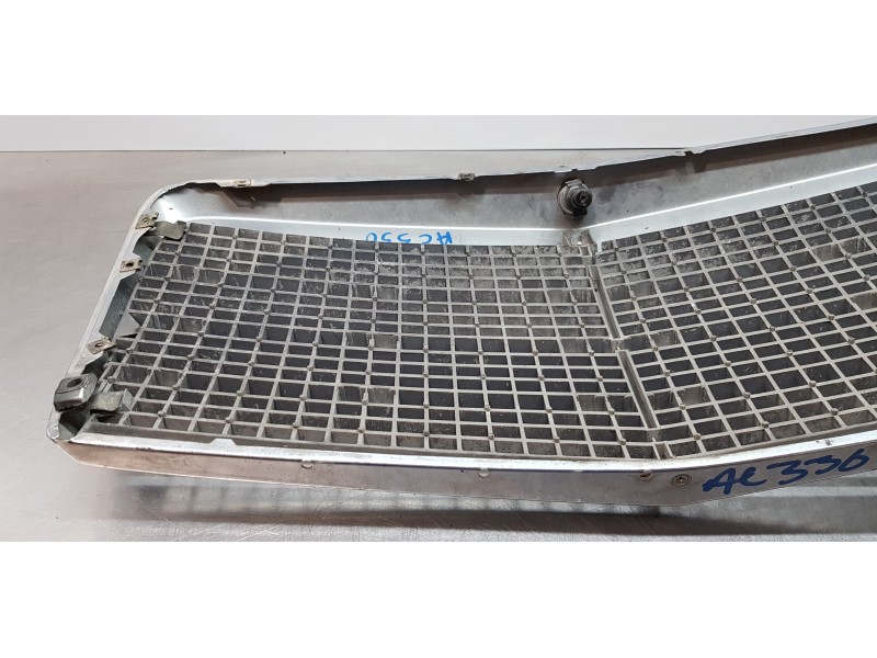 Recambio de rejilla delantera para mercedes clase s (w126) berlina+coupe se 300 referencia OEM IAM A1268800883  