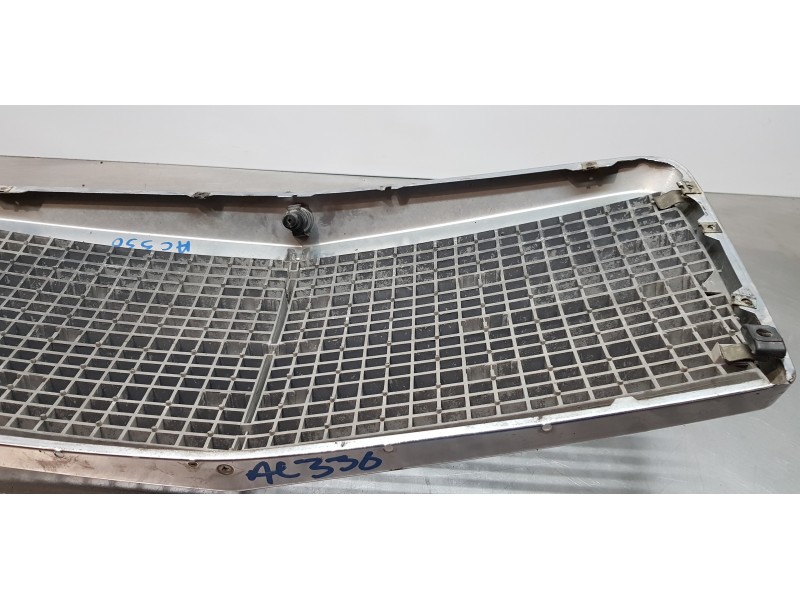Recambio de rejilla delantera para mercedes clase s (w126) berlina+coupe se 300 referencia OEM IAM A1268800883  