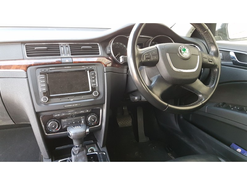 skoda superb combi (3t5) del año 2011