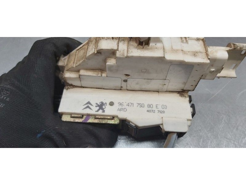 Recambio de cerradura puerta trasera derecha para citroen c4 berlina sx referencia OEM IAM 9138T5  