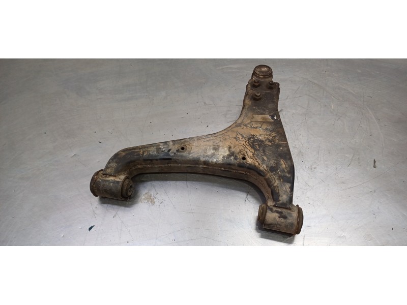Recambio de brazo suspension inferior delantero izquierdo para ssangyong rodius xdi referencia OEM IAM 4450121001  