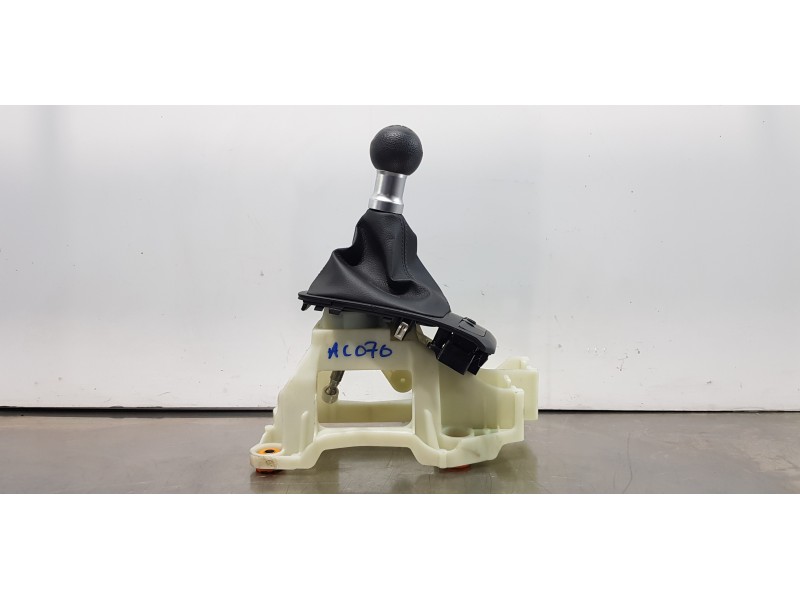 Recambio de pomo palanca cambio para kia rio (yb) drive referencia OEM IAM 43700H8150WK   Recambio de pomo palanca cambio para kia rio (yb) drive referencia OEM IAM 43700H8150WK