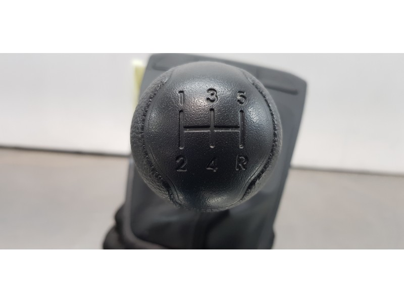 Recambio de pomo palanca cambio para kia rio (yb) drive referencia OEM IAM 43700H8150WK   Recambio de pomo palanca cambio para kia rio (yb) drive referencia OEM IAM 43700H8150WK