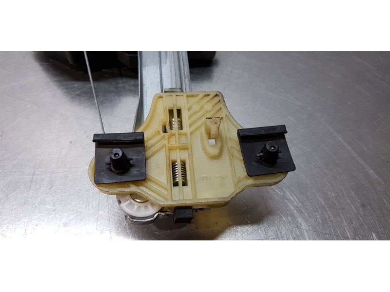 Recambio de elevalunas trasero derecho para renault captur limited referencia OEM IAM 827009380R  