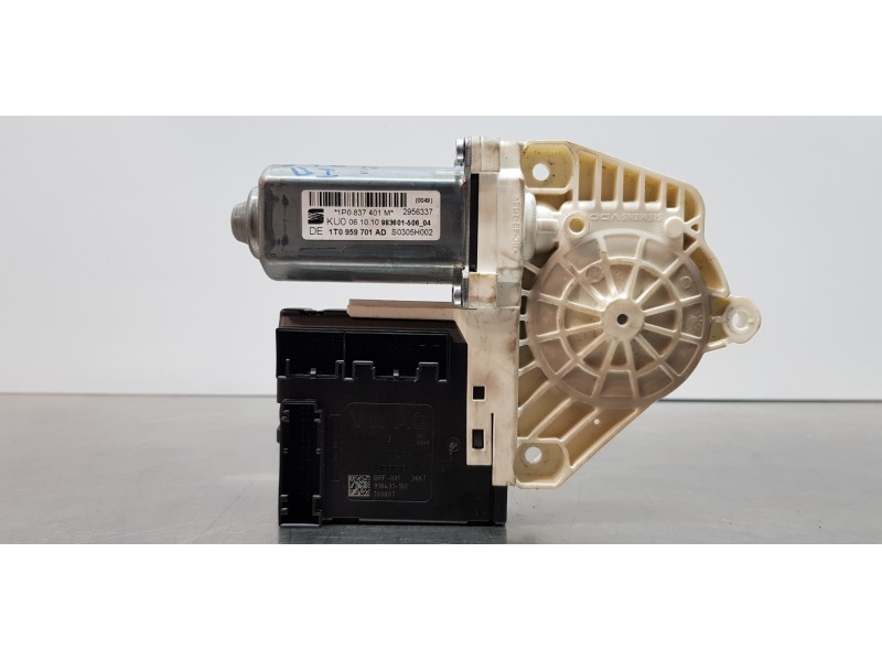 Recambio de motor elevalunas delantero izquierdo para seat leon (1p1) reference referencia OEM IAM 1T0959701AD   Recambio de motor elevalunas delantero izquierdo para seat leon (1p1) reference referencia OEM IAM 1T0959701AD