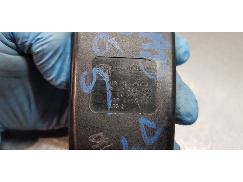 Recambio de enganche del cinturon delantero izq para chevrolet cruze lt referencia OEM IAM 13283064  