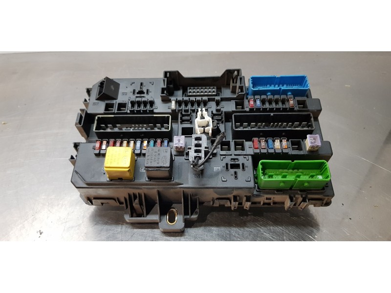 Recambio de caja reles / fusibles para opel astra h berlina enjoy referencia OEM IAM 13145017  