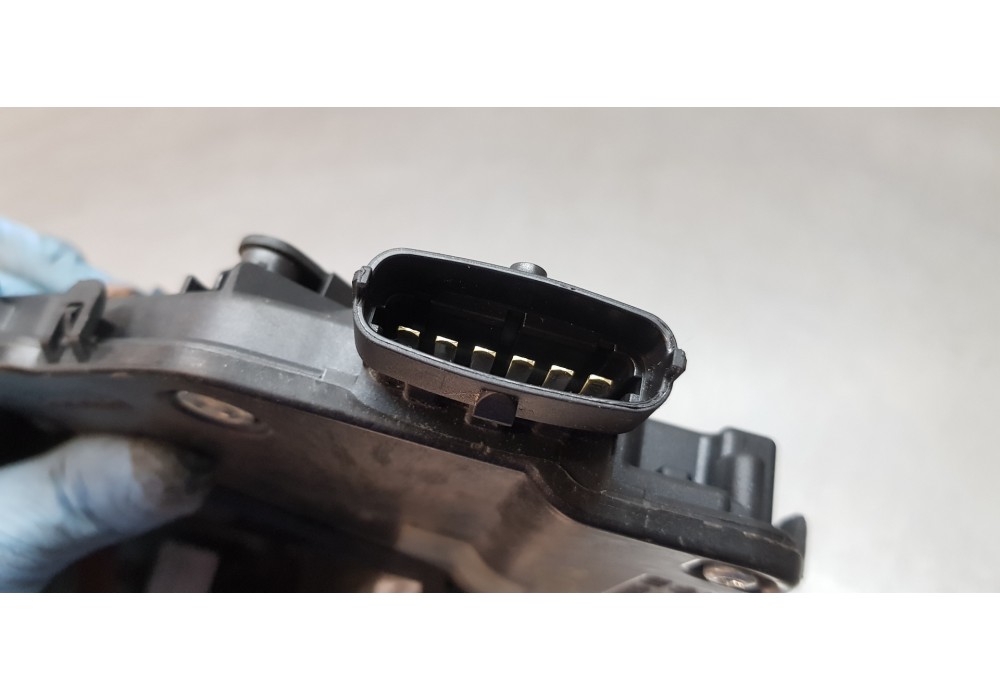 Recambio de cerradura puerta delantera derecha para land rover discovery sport pure referencia OEM IAM LR078707 FK72203A28EE CPL