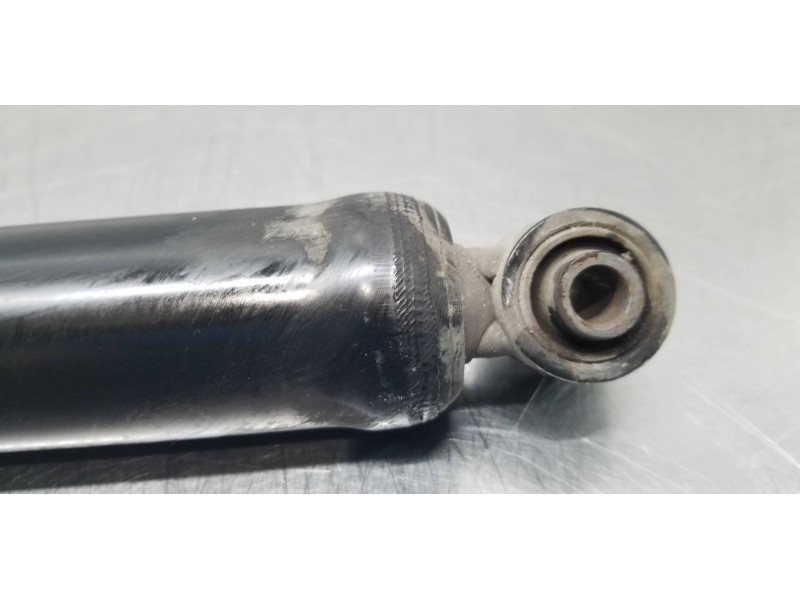 Recambio de amortiguador trasero derecho para ssangyong rodius xdi referencia OEM IAM 4530121300 4531021400 
